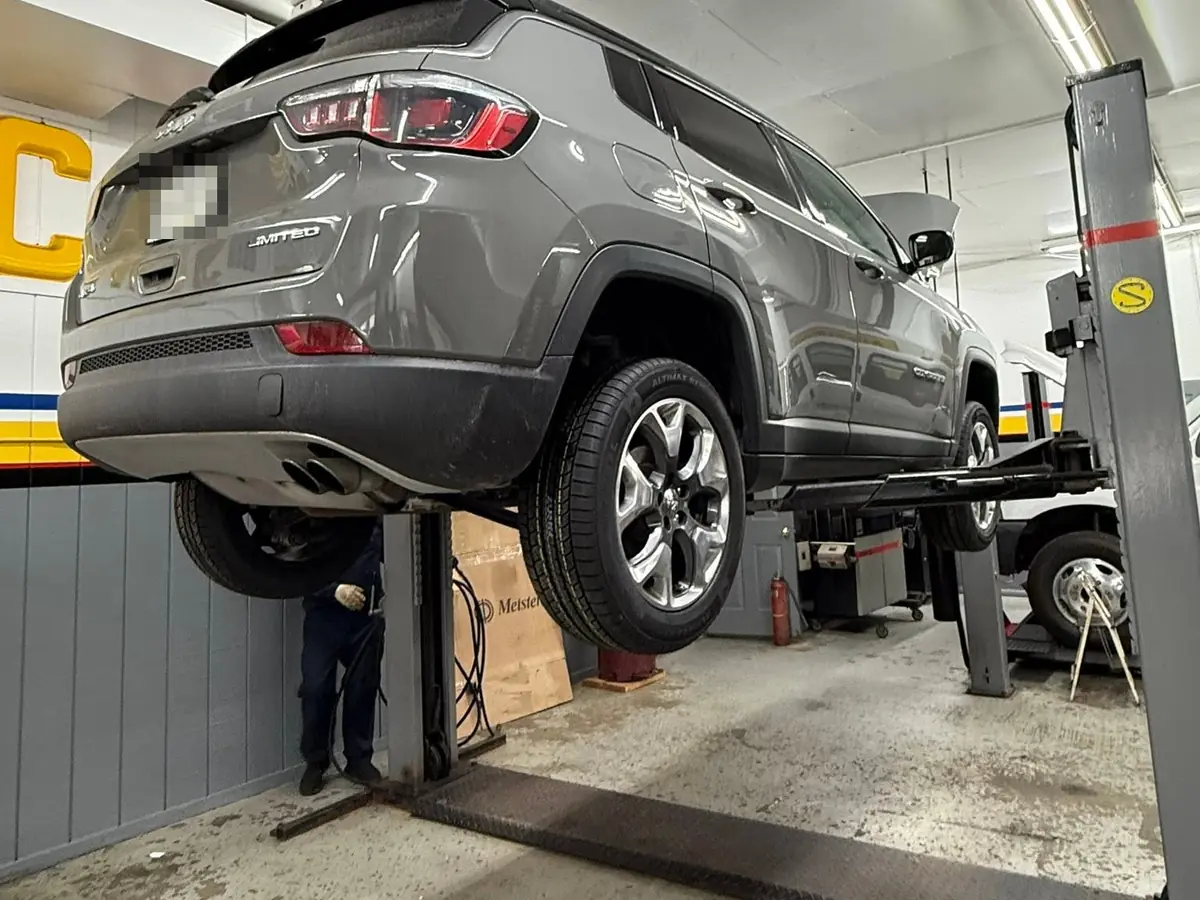 Jeep Compass en el elevador