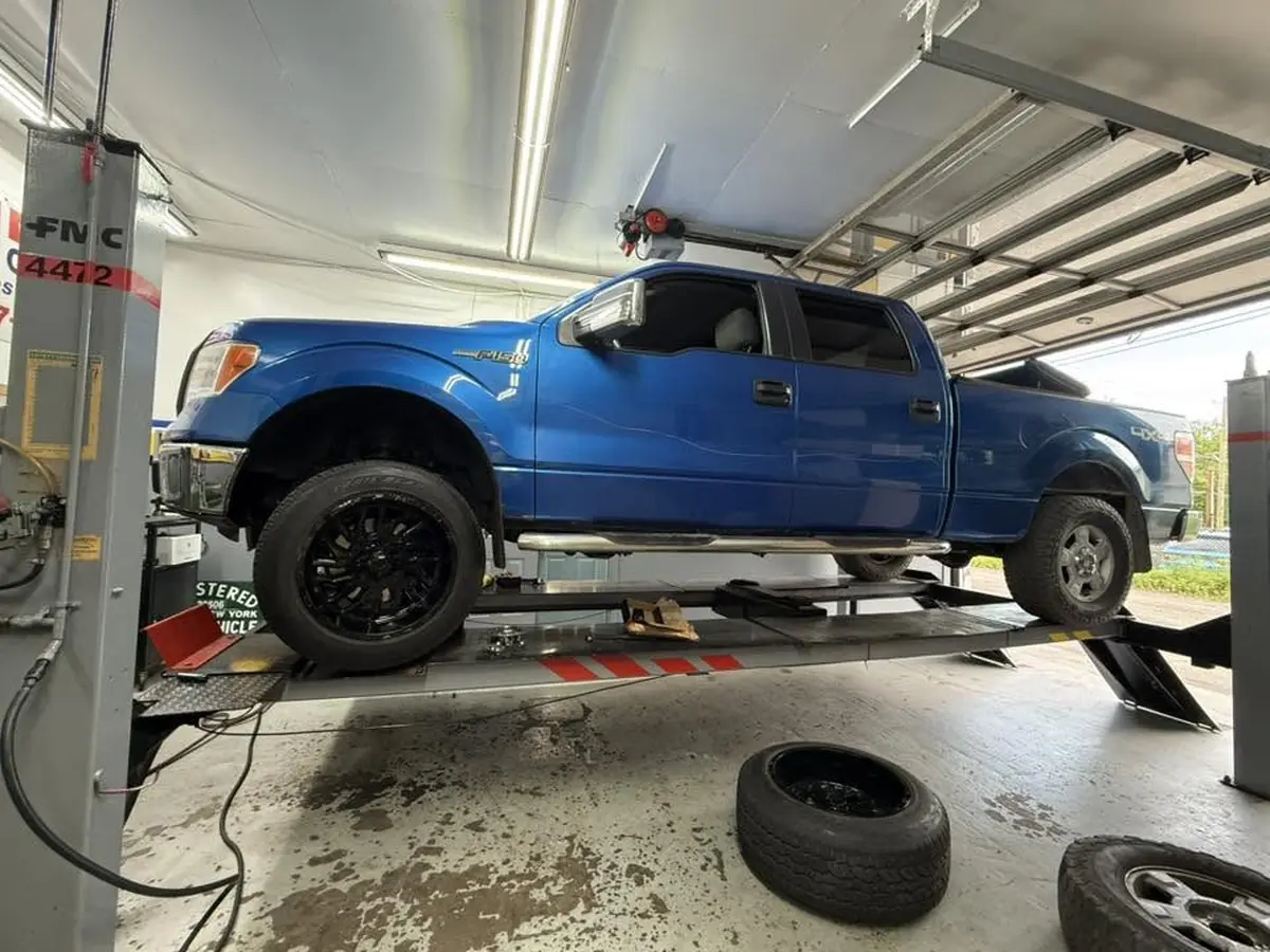 Ford F-150 en la rampa de alineación