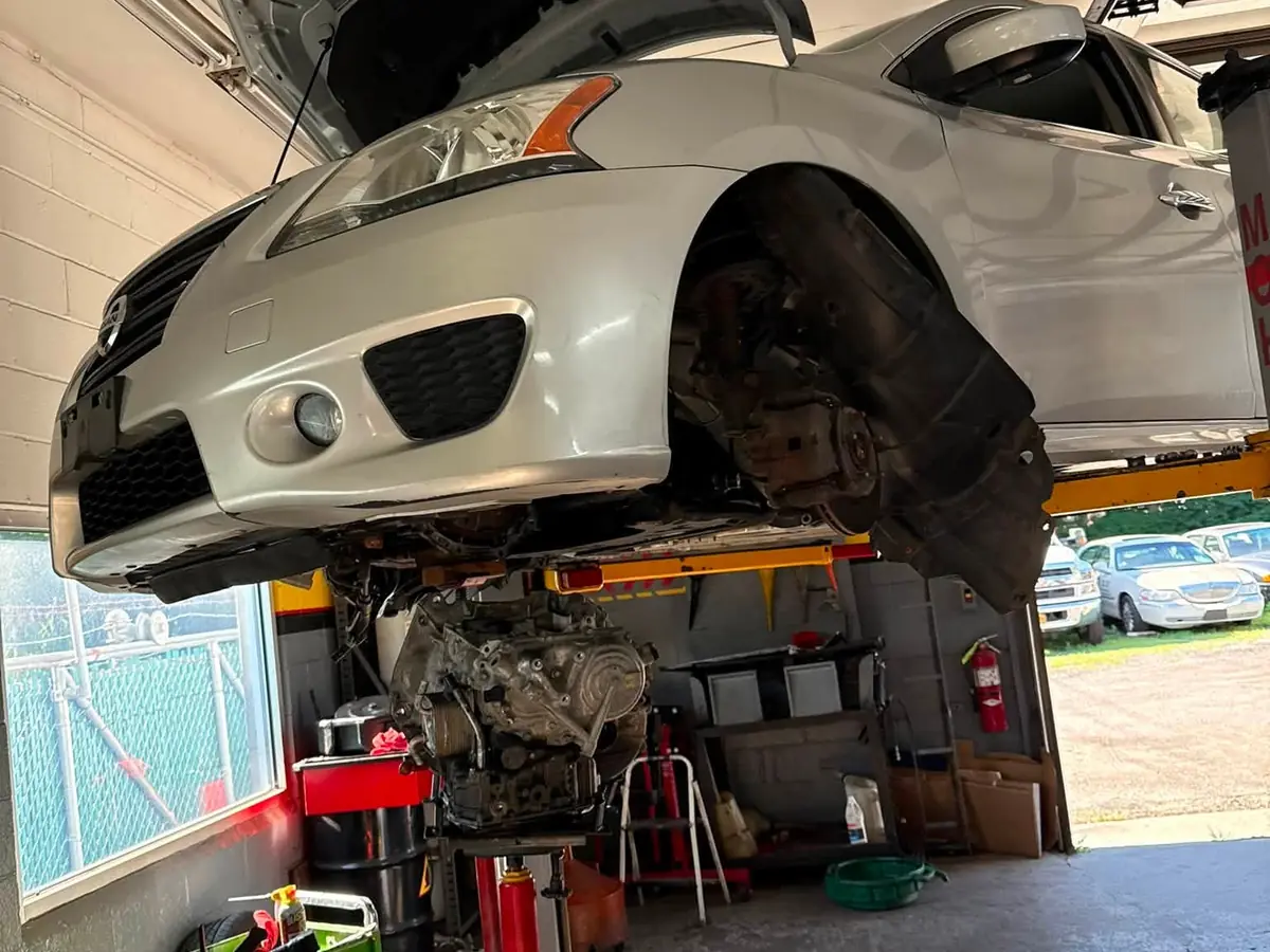 Trabajo de transmisión en un Nissan
